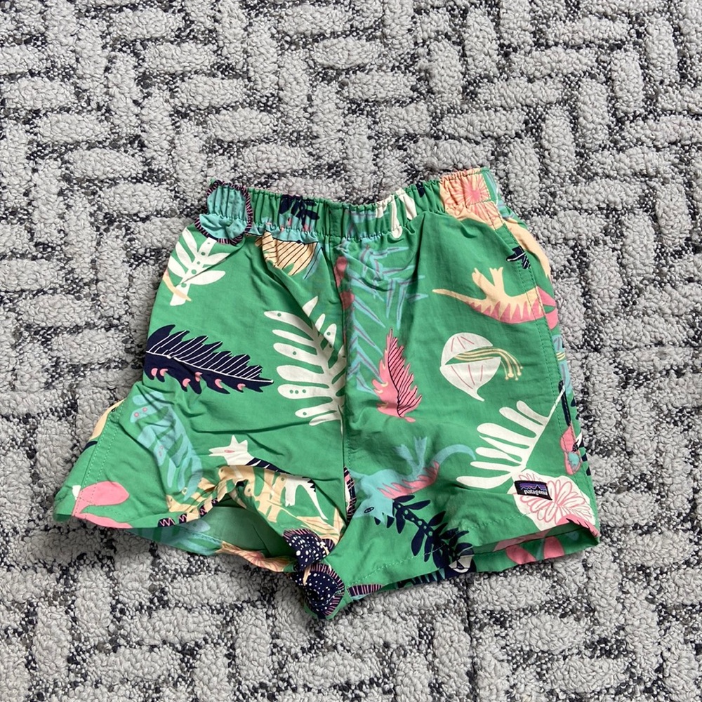 Patagonia baggies shorts. Unisex 4T